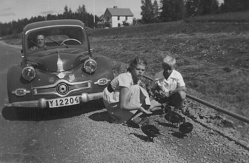 Dyna Panhard 1951.jpg - Vår första bil. Dyna Panhard 1951. Min pappa Oscar ,syster Kerstin och jag. Med denna bil lärde jag mig att köra bil då jag var 7 år.33 hk boxermotor i aluminium med al-kaross.